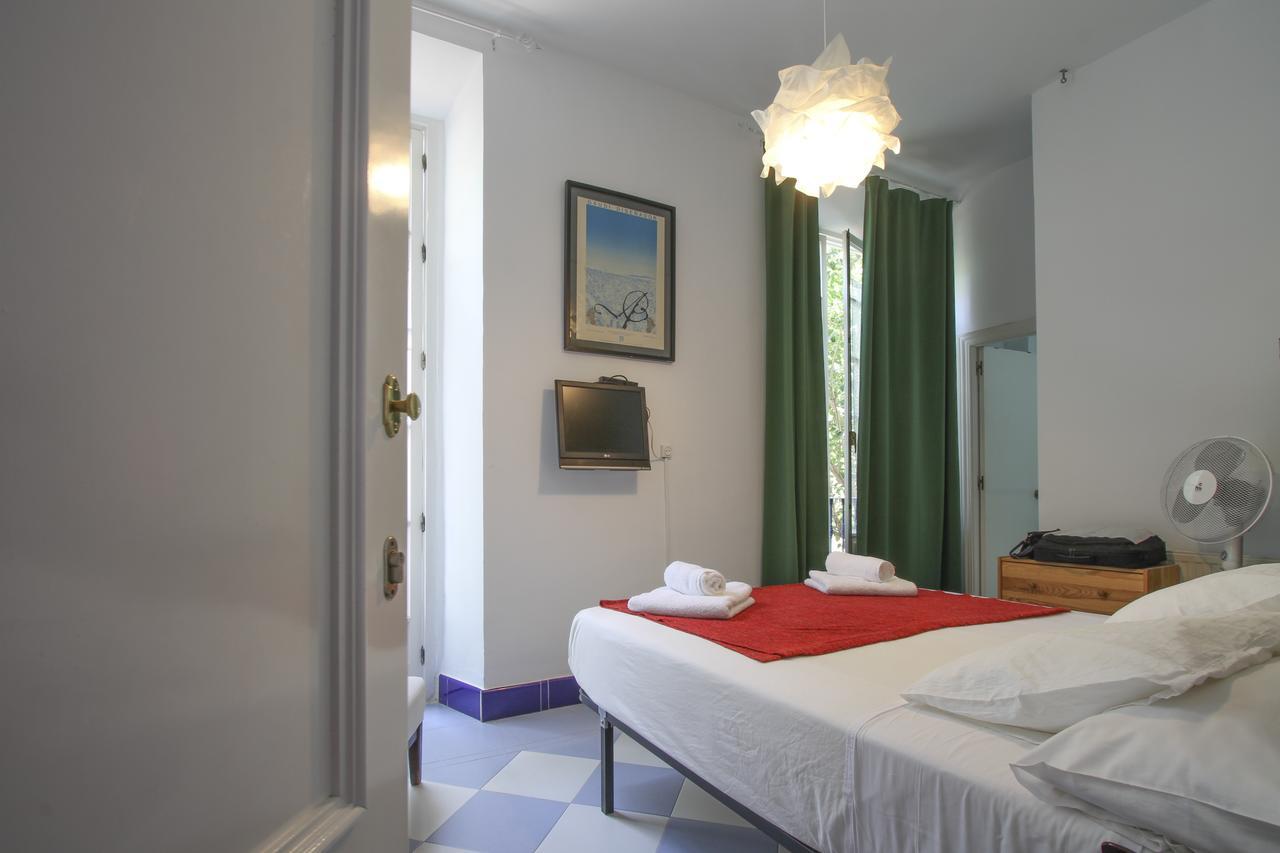 Hostal Las Acacias Malaga Exterior photo